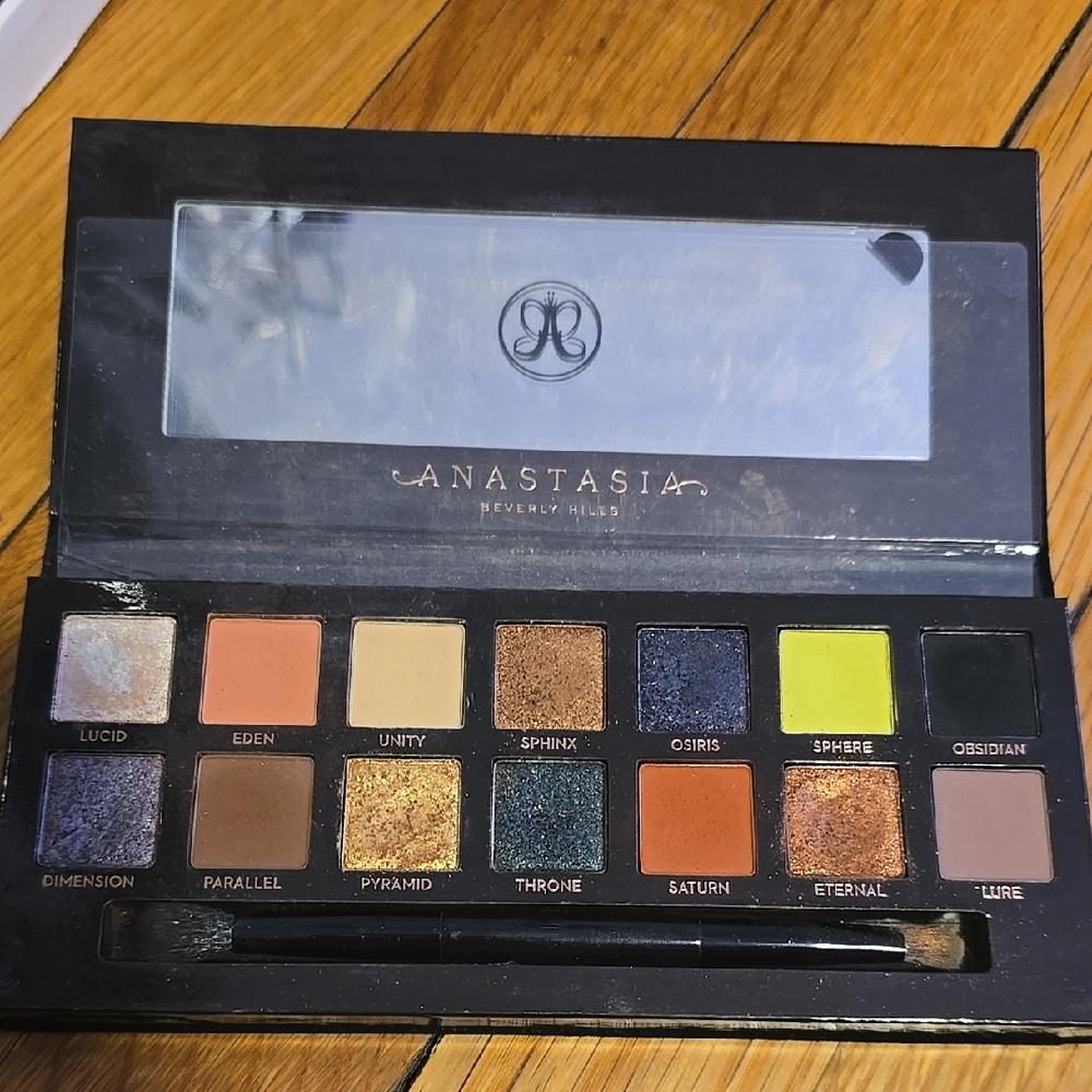 Anastasia Beverly Hills Gold and Black Eyeshadow Palette